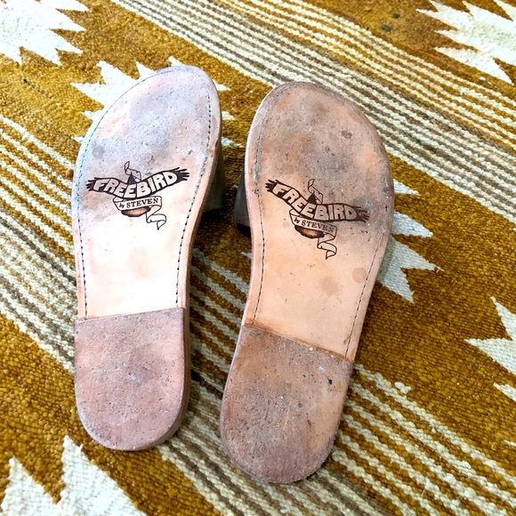 Freebird by Steven, Golden Leather Silver Slide Sandals, Size 10 - Picture 4 of 4